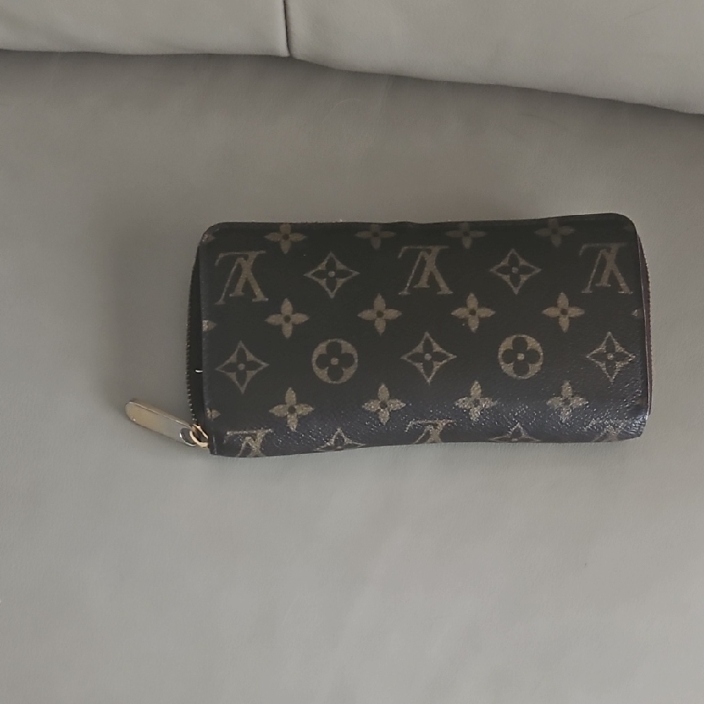 Authentic Louis Vuitton Tan and Brown Monogram Zipper Wallet 8x4 - Picture 12 of 16
